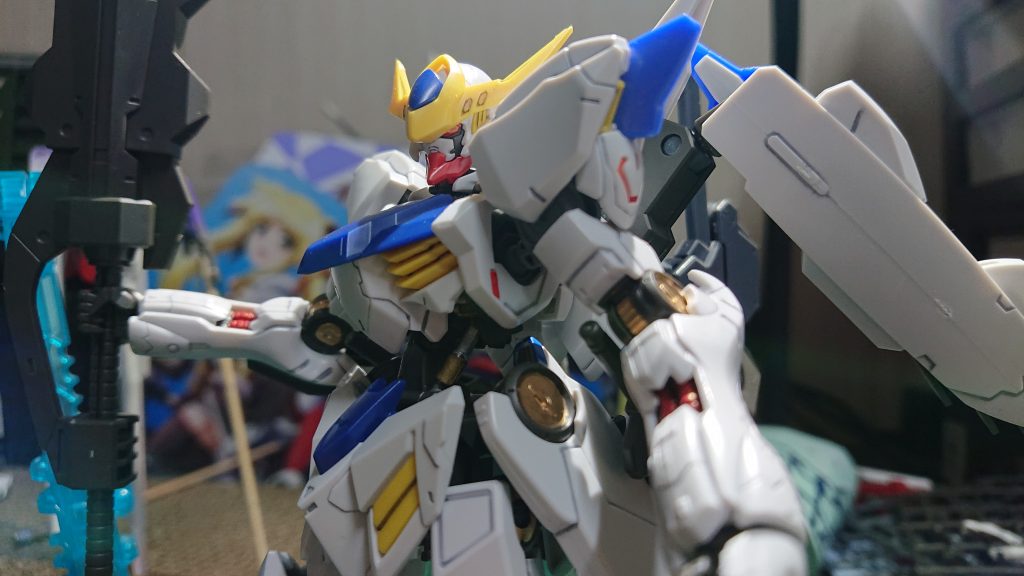 元のバルバトスと違い、カメラアイは赤になっている。
これは素体フレームがバエル故である。