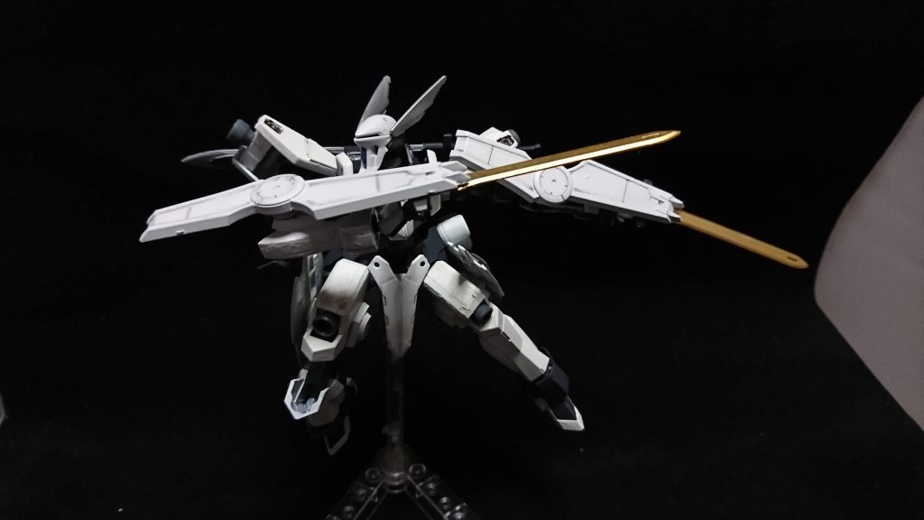 肩はシュバルベですが腕はグリムゲルデにしてヴァルキュリアブレードとヴァルキュリアシールドを装備、手はグリムゲルデの物を使う予定でしたがポージングの見映えを良くする為にビルドハンズからサイズ同じものに変更しました