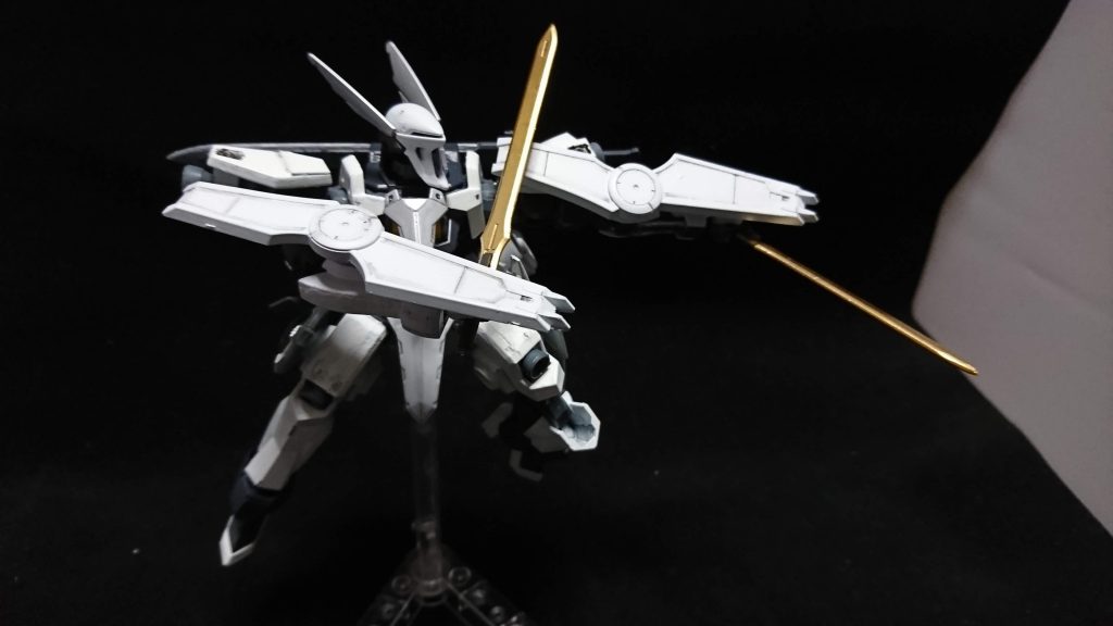 ヴァルキュリアブレードはグリムゲルデ同様シールドに接続状態の展開と手持ちの両方可能にして刃は軽くシャープ化してクレオスのスプレー缶(ゴールド)に塗装しました