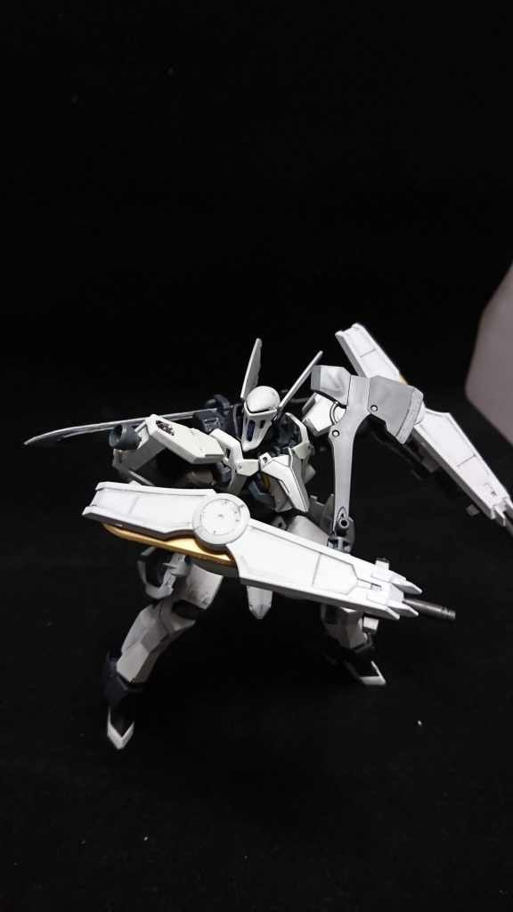 バトルアックスは主に緊急時用で三つの剣全部使えない、破壊された時用です、いざとなれば投げつけます
斧は投げるもの