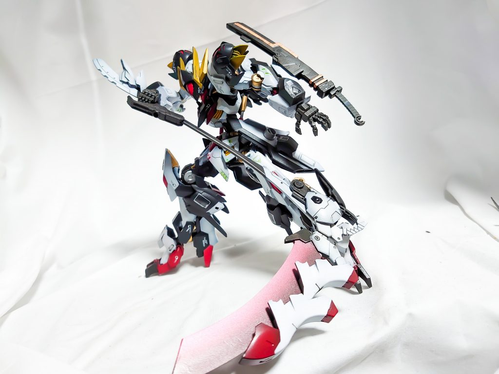 ⑥大型サイス　グリムリーパー
今回の目玉武装
イェーガー本体並みのリーチにより周囲を斬り、薙ぎ払う
鉄華団にとって多い対多数戦において広範囲近距離攻撃を想定した武装
刃の部分は折りたたみギミックあるのでマウント時は若干コンパクトになります

刃部はエアブラシ導入によりはじめてグラデ塗装しました、楽しい…