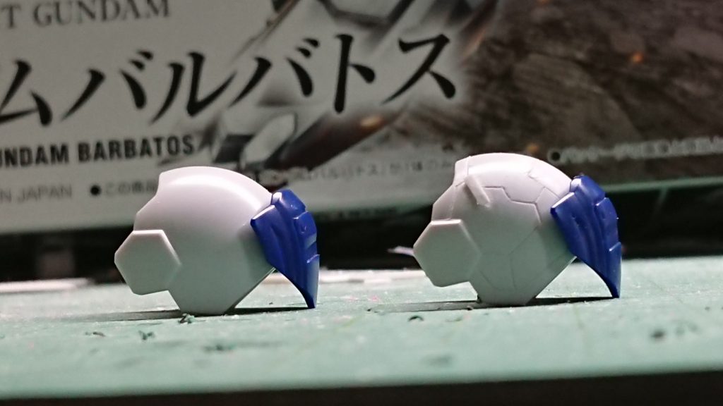 ルプスの腕のディテールが多いせいか、上半身全体がさみしかったので肩と胸とバックパックに筋彫り!!(画像は肩部・左:before、右:after)