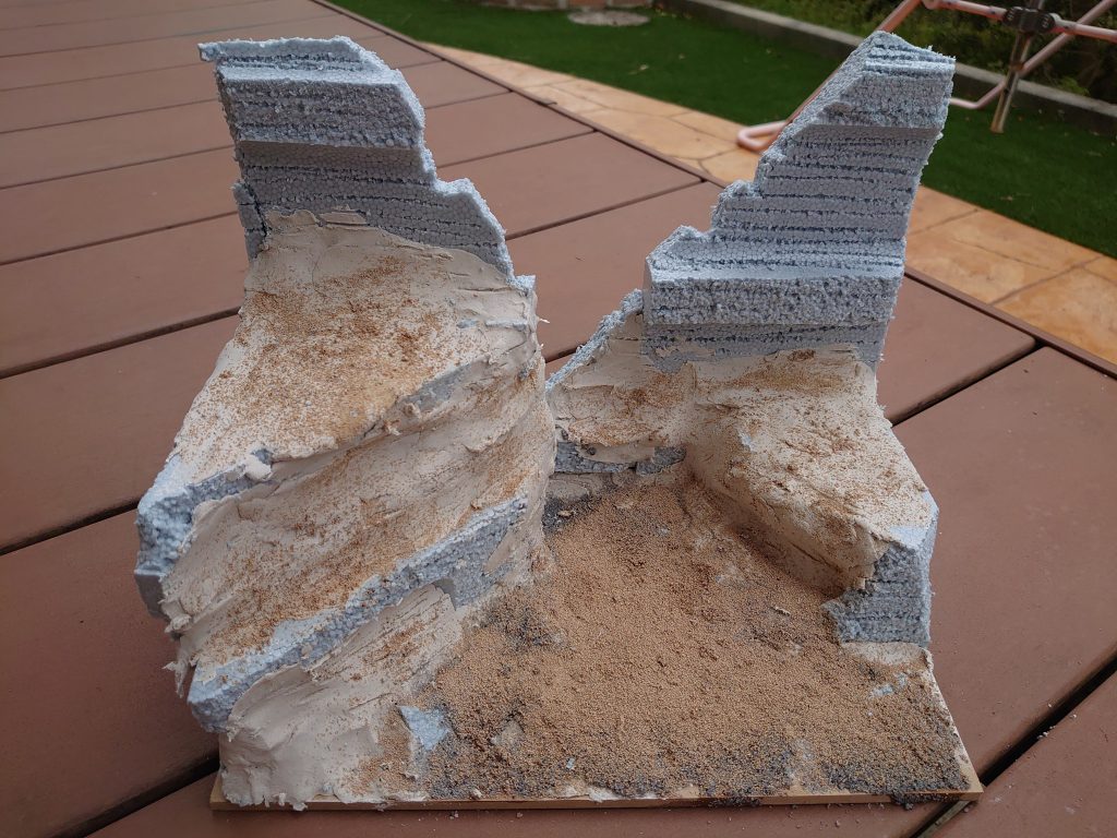 下地。バラスト砂は、ウォーターエフェクト材を垂れ流したところへ、たっぷりふりかけます。適度にこねるように、形成していきました。