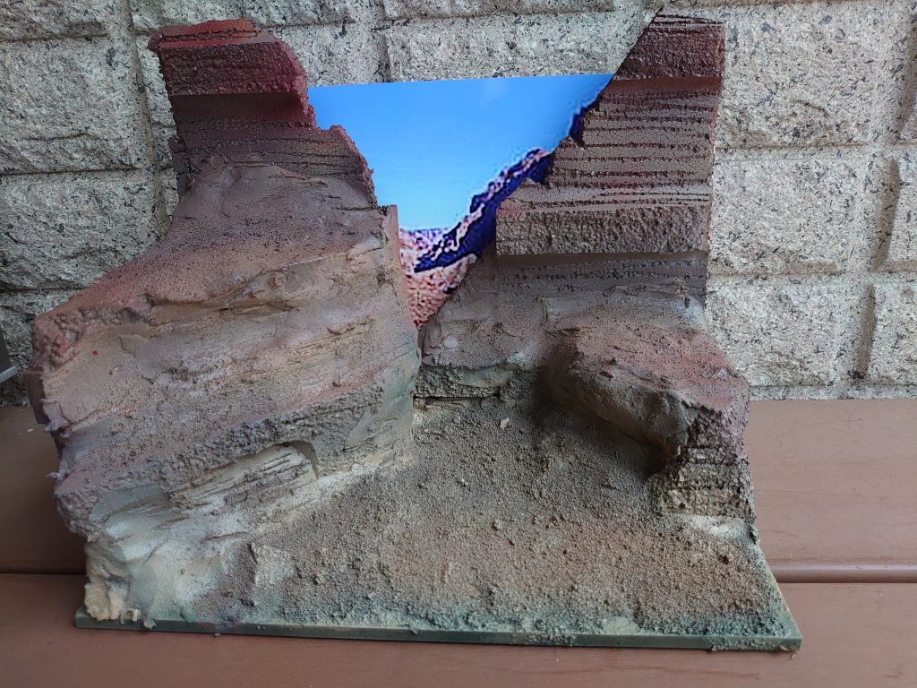 塗装+写真背景。
ダルレット、アースブラウン、グレー、フィールドグリーン、サンドイエローなどのスプレー缶でグラーデーションを。