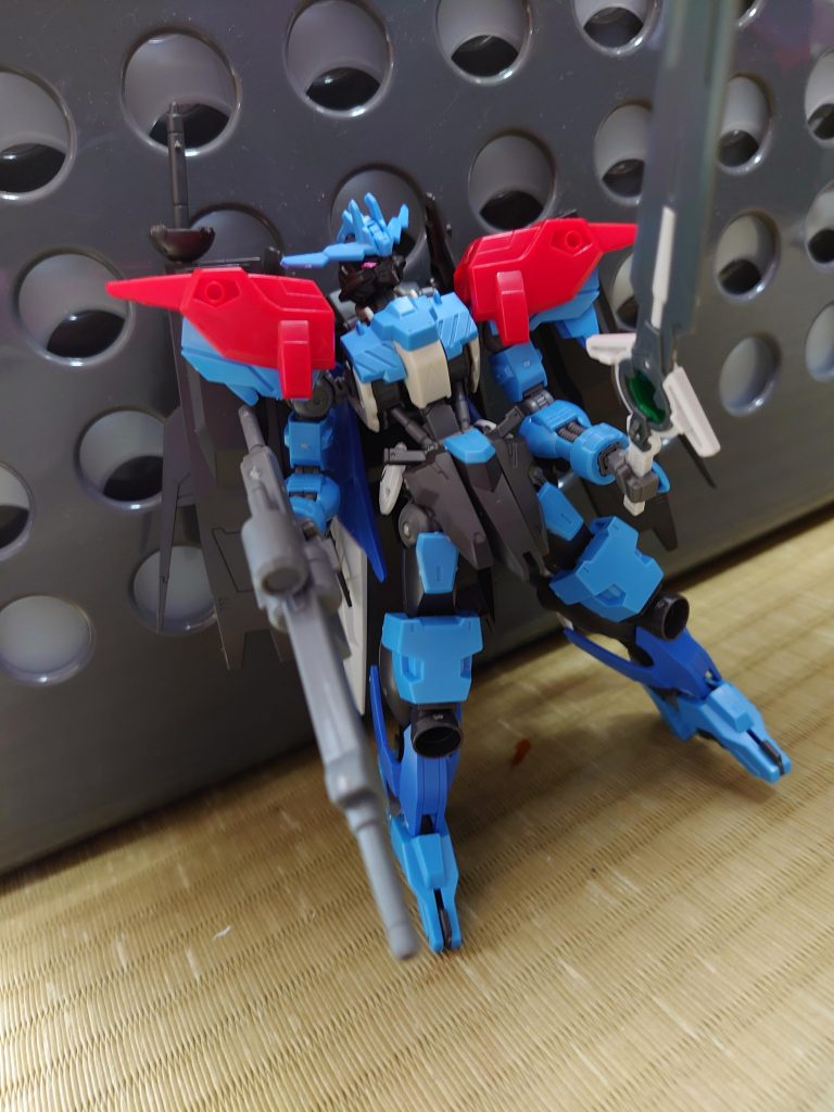 改造計画がまとまりました。腰部の武装を肩裏にマウント。肩にはかぶせるようにアーマー(Gキャノンマグナ)追加。腰部背面にはさらなる機動性を求め、スラスターを追加。脚部にも防御アーマーを。ヴィダールを、大型の一刀で勝負する機体へコンセプト変更。継続戦闘に臨むために、武装数を減らすことなく改修された感じに。