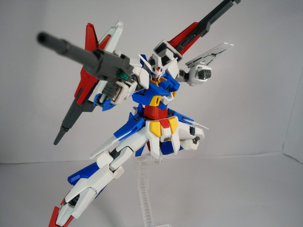 右手に装備しているのはドッツライフルMarkII｡AGE1に使われていたドッツライフルの砲身を長くしてよりビームを回転させ､威力を増しています｡