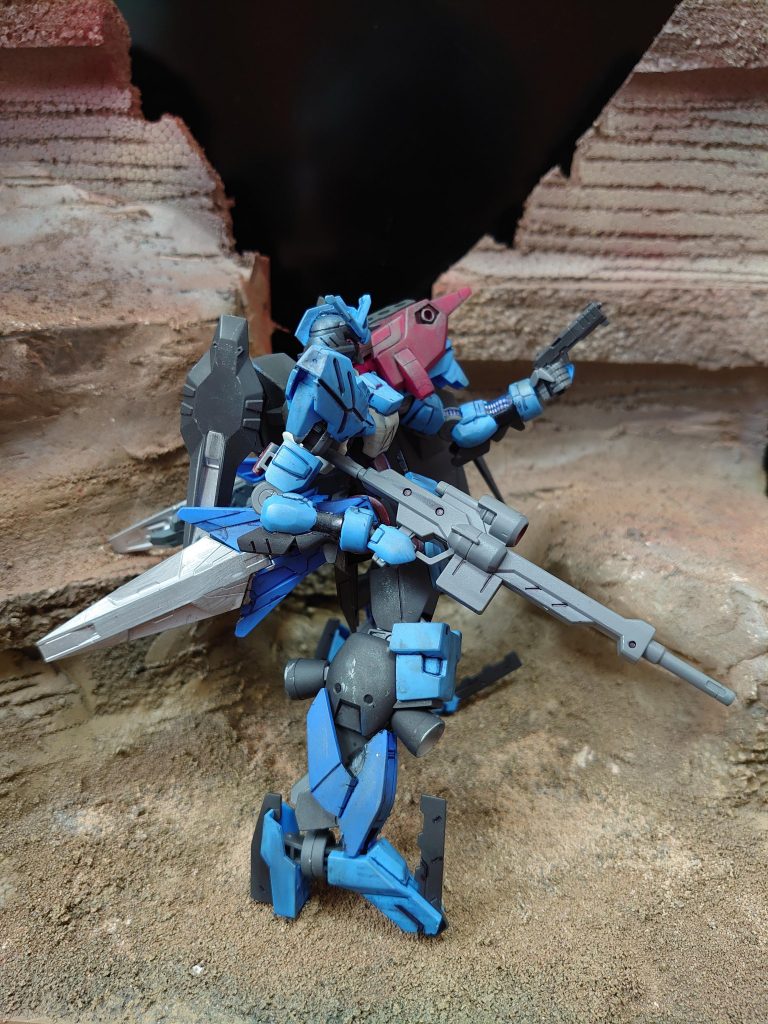 ハンドガンで近距離の敵へ。右アーマーは吹き飛ぶ。