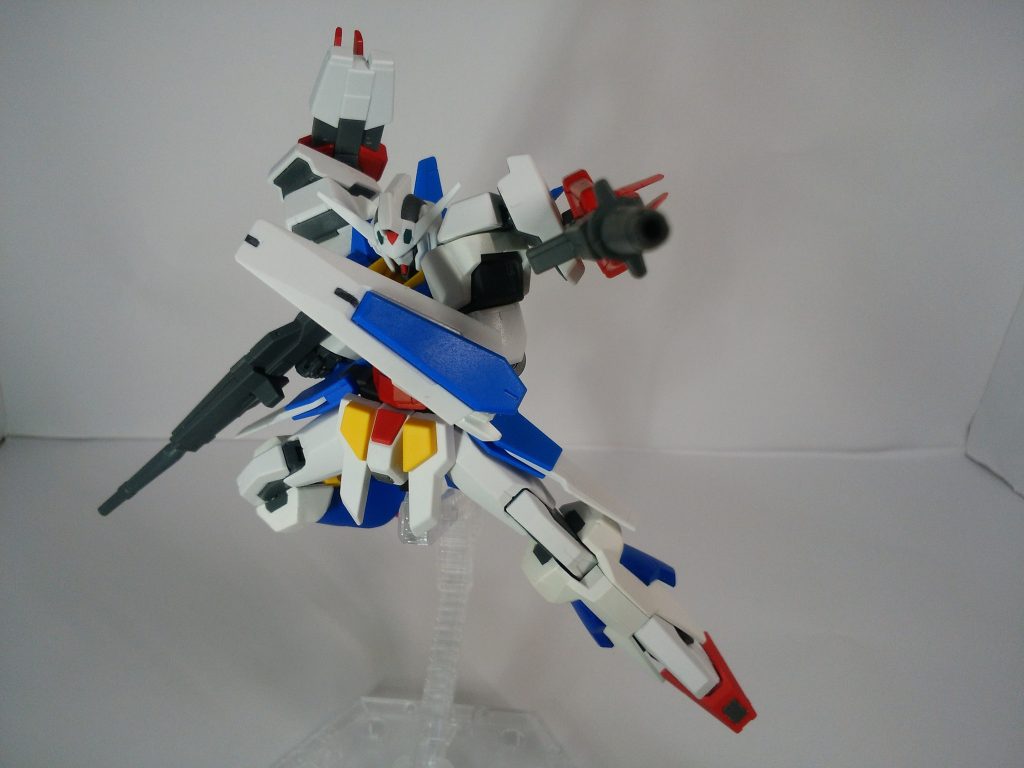 左腕に装備されているのはAGE2ノーマルに装備されている物と同じシールドです。