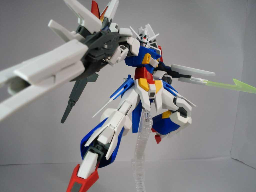 右手に装備のスタングルキャノンは砲身の先がフォトンリングを模した物になっており､オンオフにより動作を制御できます。最大威力で撃てば小型戦艦であれば一撃で飛ばすことが出来ます｡