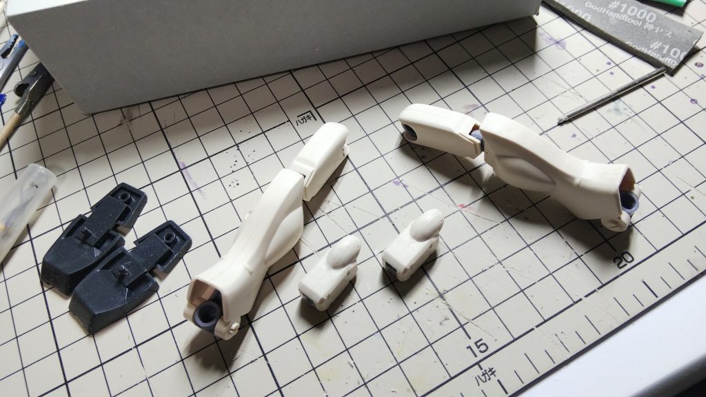 瞬間接着剤で合わせ目消し