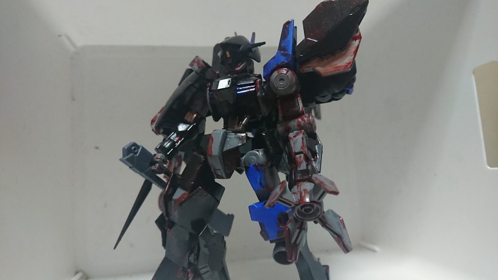 【…これは、とある人物の手記に遺された一文である……】 

マクギリス・ファリド事件後、ギャラルホルンは弱体化し、ラスタル・エリオンの手により民主制へと変わり、火星連合とヒューマンデブリ廃止条約を締結し、平和な世界を築こうと時代は進んでいた。
 その反面、条約前に生まれたヒューマンデブリや少年らを使った商業への対応には遅れが見えてた。それに伴い、各部、各コロニーで独立化を行っていた組織に居る兵士には安住の地を迎える事はまだ先だった。

 MSやモビルワーカーの需要は消えること無く、更に民間軍事会社が幾つか存在していた為、武力衝突も数少なく無かった。
 幾つかのMSの外装やフレームを組み合わせて1つのMSと化したミキシング機体も存在し、数ある民間軍事会社で確認された一つが「ローグ・グレイズ」となる