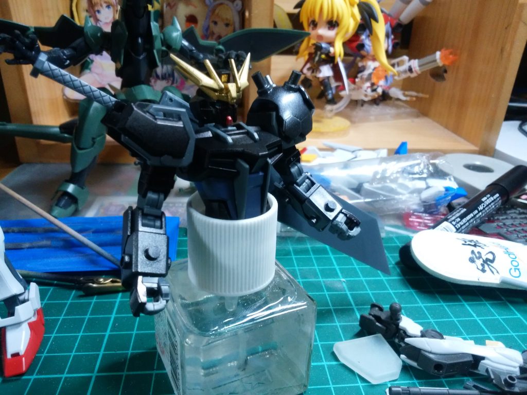 腕などはプラ棒を切ったりして制作｡
肩のところも同じく｡