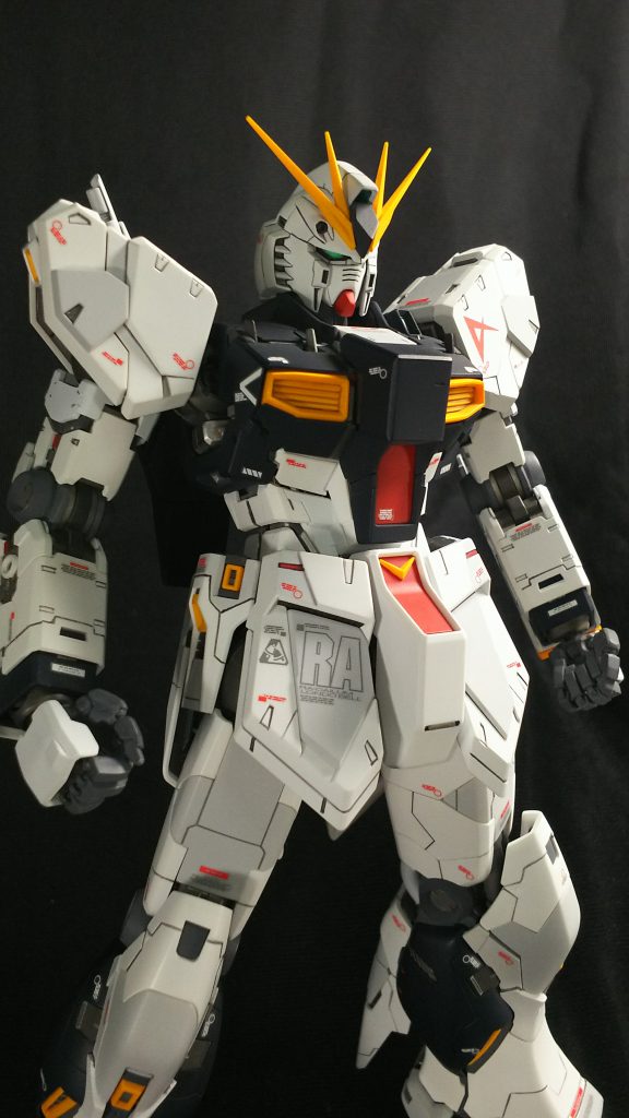 小さめの胴体はプラ板で幅増しています。
幅増しした為、胸部ダクトを外側へ移動させ本体フレームも調整しました。

胴体のギミックは引き出した状態から基準で改修しています。