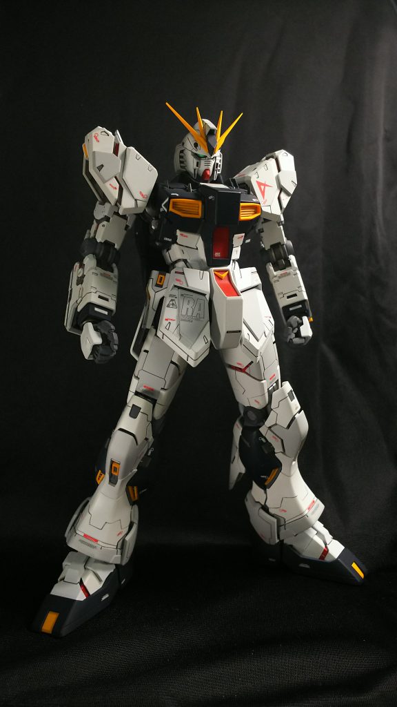 胴体と上腕部の装甲の展開ギミックとサイコフレームの解釈は廃止しました…。
他の展開ギミックは残しているんですけどね…。
勇気を出せば他のパーツも外せますが
塗装剥げが怖いのでそのままにしています…。