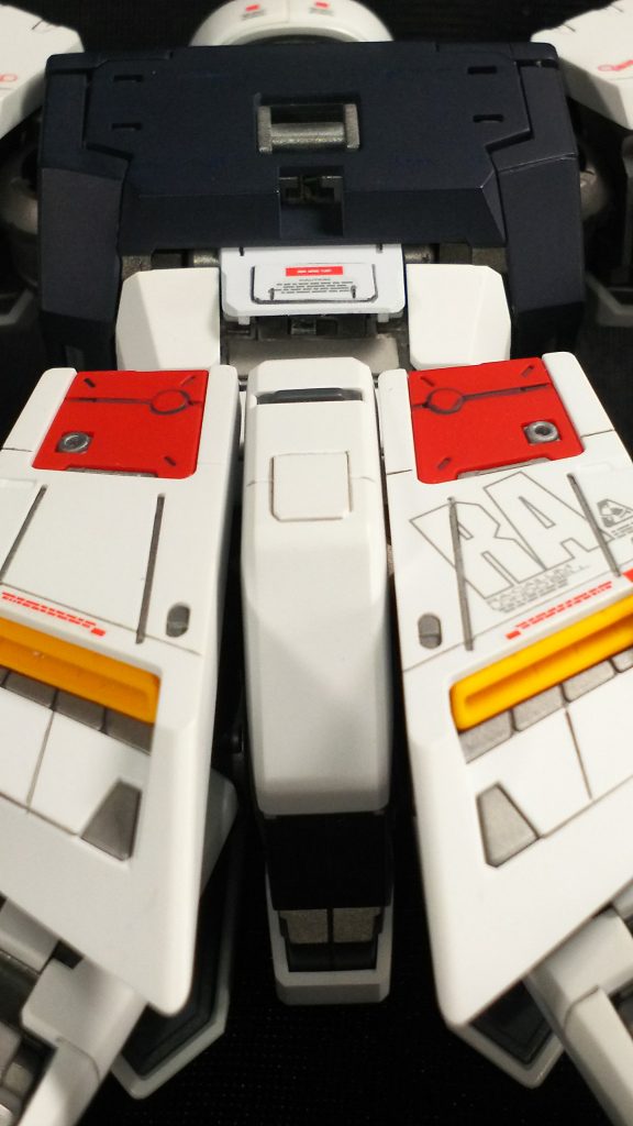 ここにスイッチ入れました…。
思った通り狭いんで点灯させる気も失せます…。