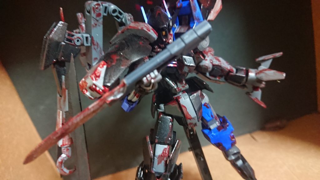 数ある機体のフレームや外装を継ぎ接ぎで取り付けている為、原型は判断しにくい。使用者の好みに合わせて作られたモノだろう。MS同士の戦闘になると、【如何に、パイロットを仕留めるか】これが重要になってくる。その為だろうか、この機体には近接戦闘用の装備が多く見られる。


 MSのフレームを切り裂く為のナイフ型武器を主に使うものと見受けられる。