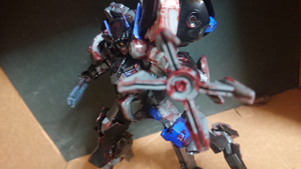 左腕部には異質なフレームが見受けられる。右碗部とは異なり、クローアームの様な状態だ。手首から先に、フレームを変えた痕跡がある。元は、ギャラルホルンから資料として提供された【グレイズフレーム】に近い。


 また、左脚部も、フレームが変わっているモノと思われる。部品の一つ一つにはギャラルホルン製と記録されているが…この繋がりは何を示すのだろう。