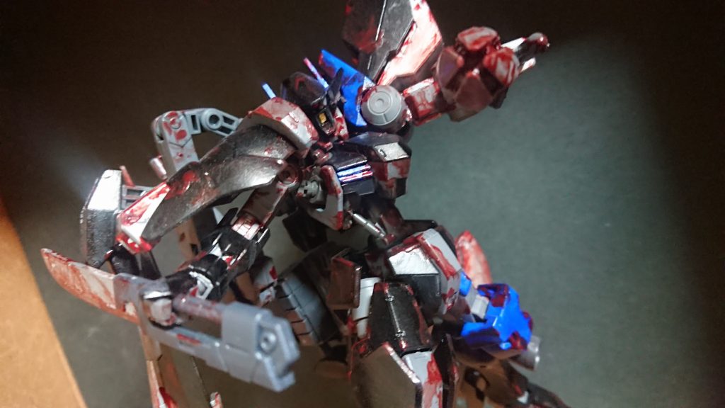 また、左腕部(これをクローアームと呼称する)には先端が変形し、ドリル上の武器として使用が可能となる。返り血の様な風貌………機体の性能の高さを示すと共に、残虐性を示すものとなる。