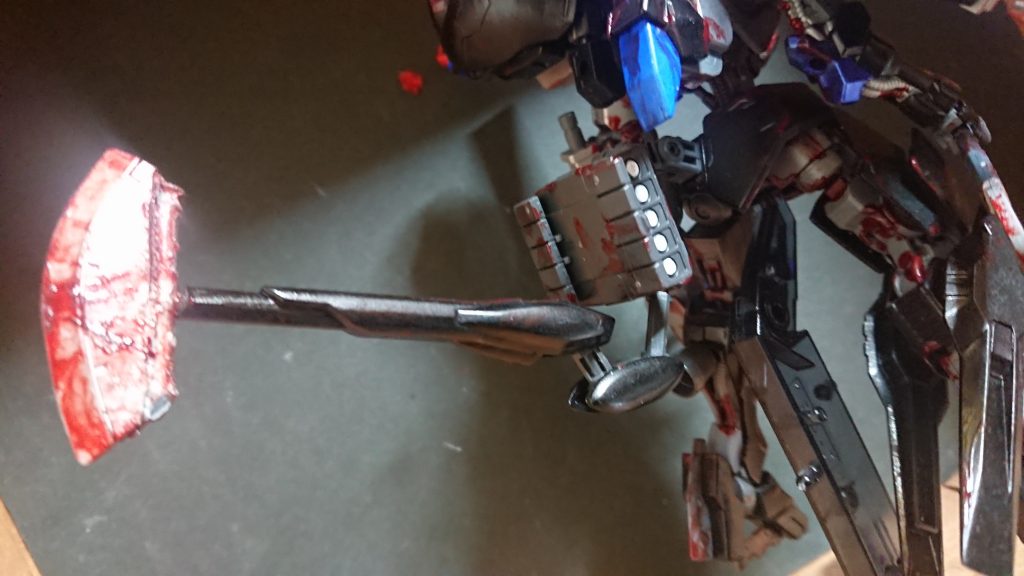 背部には、蛇の尾の様な武器を装備している。武装を機体正面に向けている際の背部への攻撃。これに対する兵装と見る。しかし、これらの武装を同時に使うとなると、パイロットへの負担は増えるだろう。乗りこなすには、正に、機体と一心同体になる必要があるのではないか？そうなると、この機体は、阿頼耶識システムの使用を前提としてるのでは無いのか………？