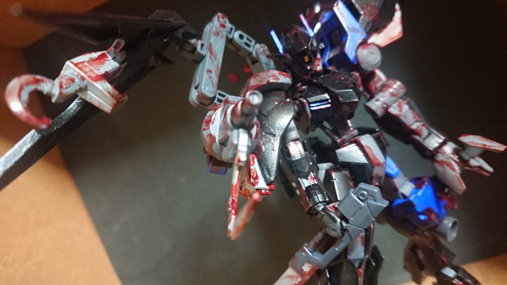 射撃用の武装も搭載されてある。鉤爪の様な形をしているが、パイロットを確実に仕留めるが故の武器なのだろう。作業用のアンカーケーブルの様な武装も確認出来たが、詳細は不明である。







 この機体の詳細を纏めると共に、原型の機体が不明だと言ったが、個人で調べる事にした。ギャラルホルンと繋がりがある部品。しかし、阿頼耶識を想定するのなら、ギャラルホルンが扱うとは思えない。それに……胸元のユニット、ガンダム・フレームに類似してる部分が多い。
 
 この事から、私は、エイハブ・リアクターの固有周波数を調べた。あらゆる手を使って………そして…知ってしまったのだ。この機体…グレイズの顔をしているが、中身は違った。マクギリス事件で消えた筈の………ガンダム・フレーム・グシオn…………





(手記はここで途絶えている)