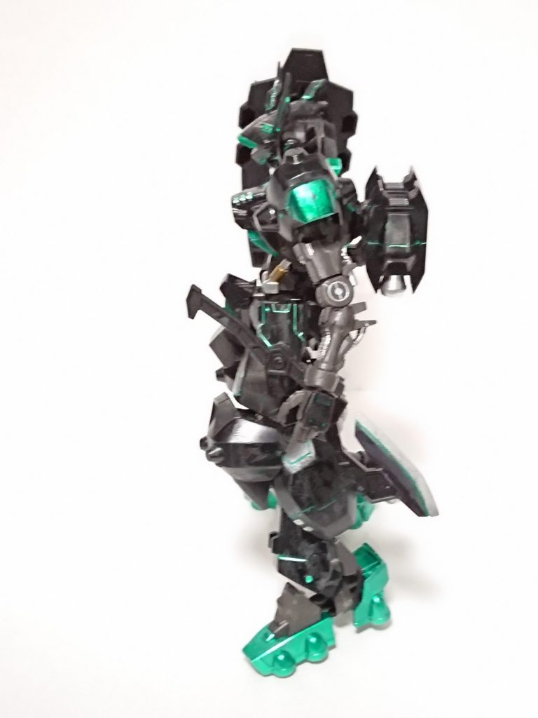 横から。サイドに懸架されているのはサブウェポンのハンドアックスです。