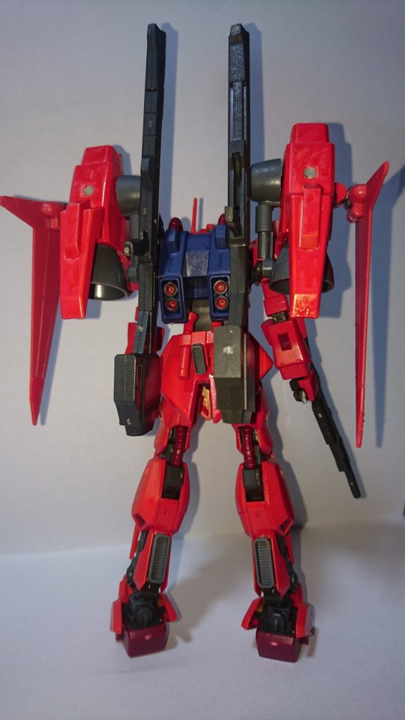 リアビューバックパックのフレキシブルバインダーを外して、代わりにビルドファイターズに出てた百万式が使用してたメガライダーのブースターを付けました。ブースター横のウィングはHGセイバーガンダムからの流用です。クレイバズーカの2本目は旧HGの百式からの流用です。
