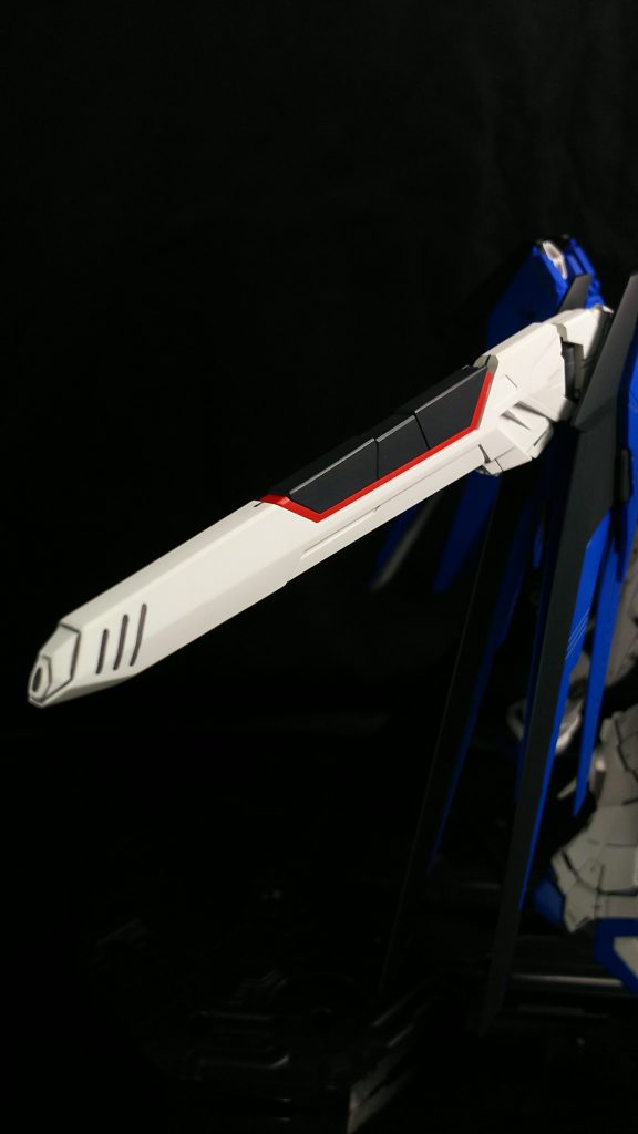 ここ…。癖の塊のようなパーツだったような記憶があります。
なるべくシンプルに主張を控えめにパテで整形しました。