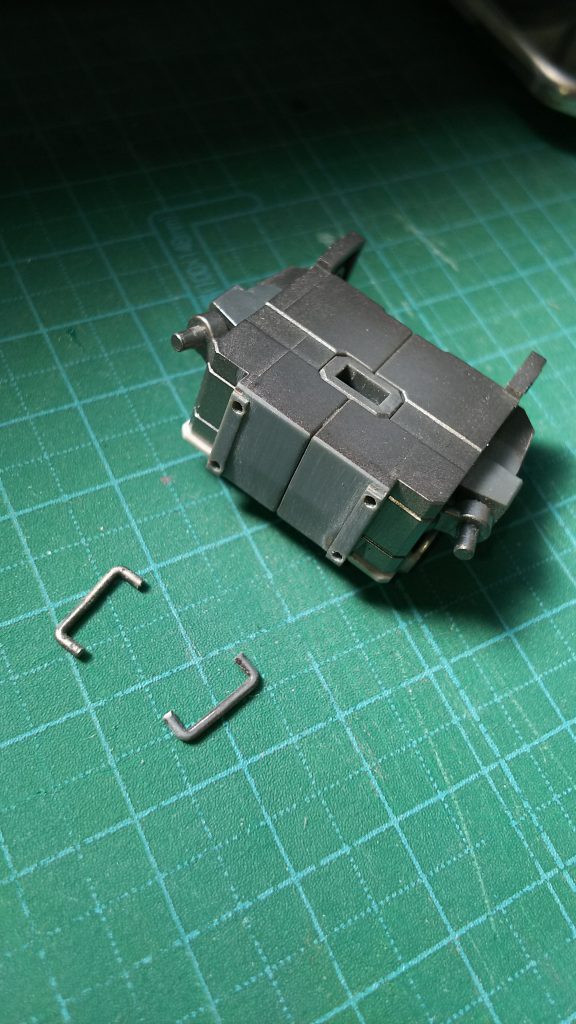 折れてしまった箇所を一度切断して修理することにしました。