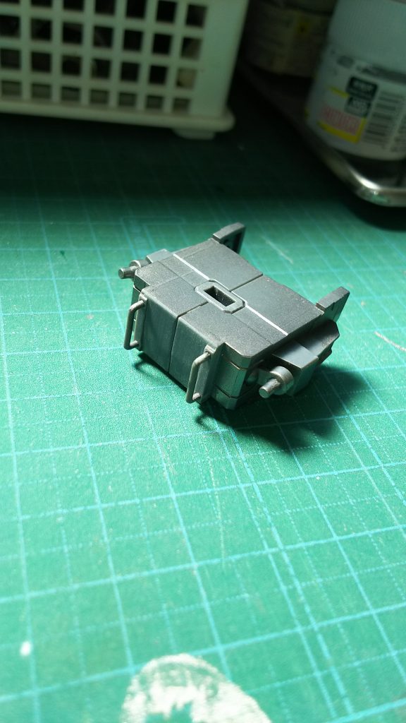 ランドセル側に開けた穴にパーツを差し込めば後は裏から接着して元通り♪