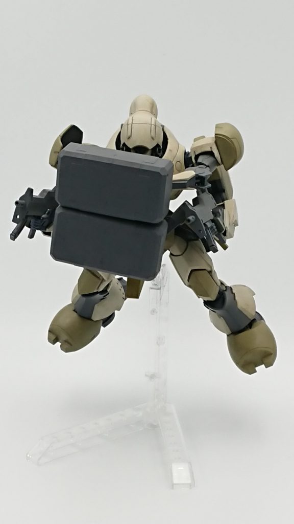 突撃時にはシールドとして前面装甲を強化しながらサブアームで火器の使用が可能