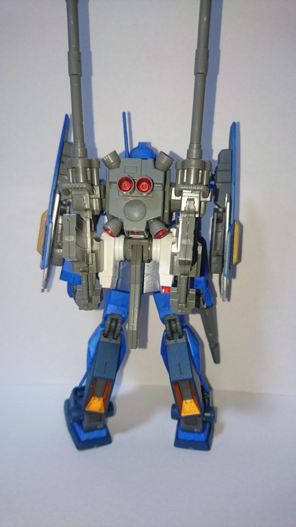 バックパックはイージーアームズにジムコマンドのバックパックを増設させたものを装着させました。これで機動性アップです。
背中の180mmキャノンはミサイルランチャーと交換出来ます。