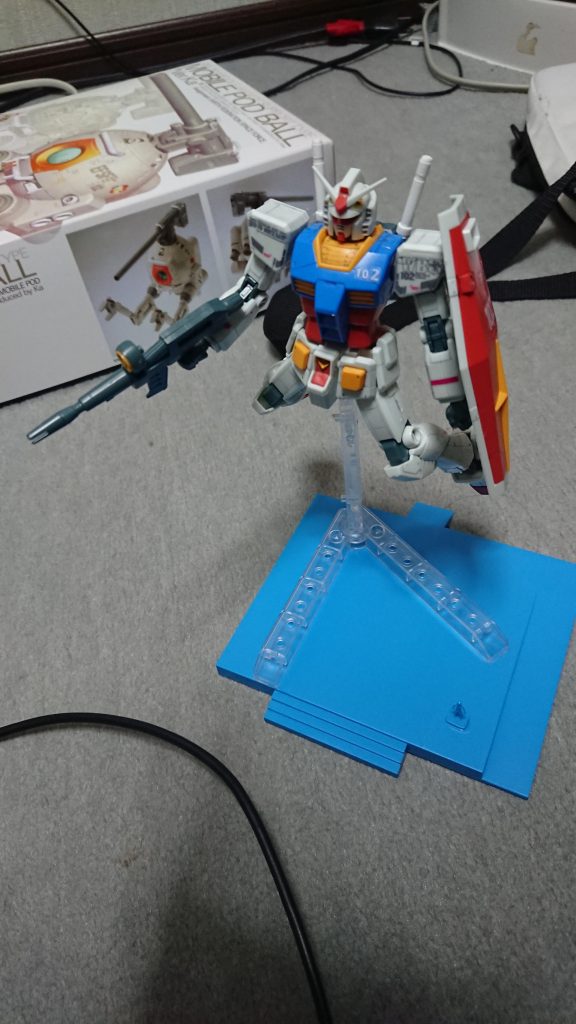 【RX-78-2&アクションベース】
ガンダムにホイルシール一切使用せず、付属の冊子を参考にガンダムマーカーで塗装。何気に、初の頭部塗装。ビームサーベルは色違いのグリーントウキョウのガンダムのやつに変更。接着剤で、ビームサーベルのパーツの接続部分を太らせています。マーキングは前作のver.3.0の余りと30MM付属のシールを使用。

アクションベースは、百里に付いていたスタンドとグリーントウキョウガンダムプロジェクト版G30の台を接着したもの。
