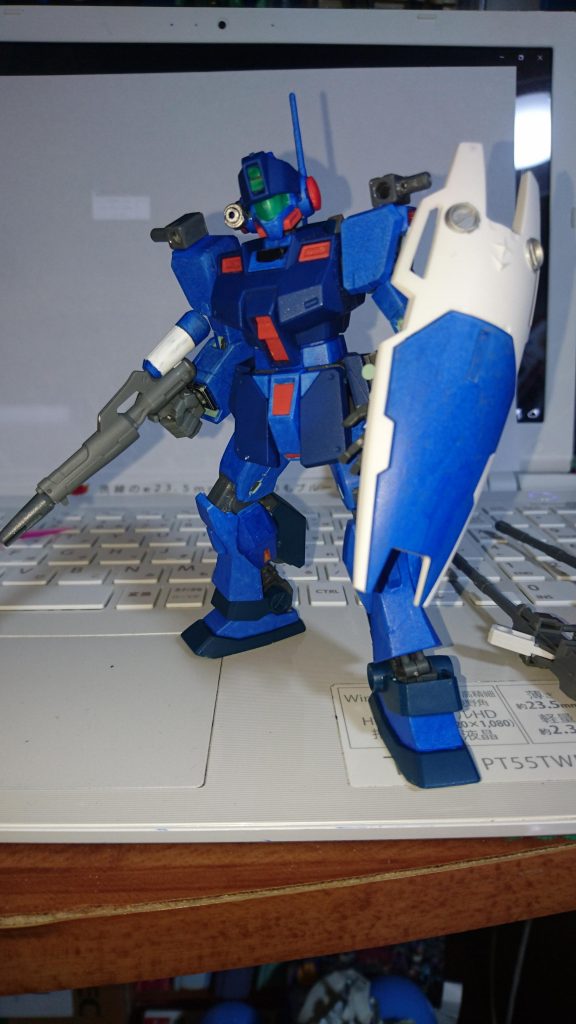 塗装が完了したときはこういう感じで、十分良い出来になっていたのですが、もうちょっと改良したいなと思ってた所に、近所のヨドバシでイージーアームズが再販されたので、今の状態に生まれ変わらせました。
勿論、この状態にも戻せます。