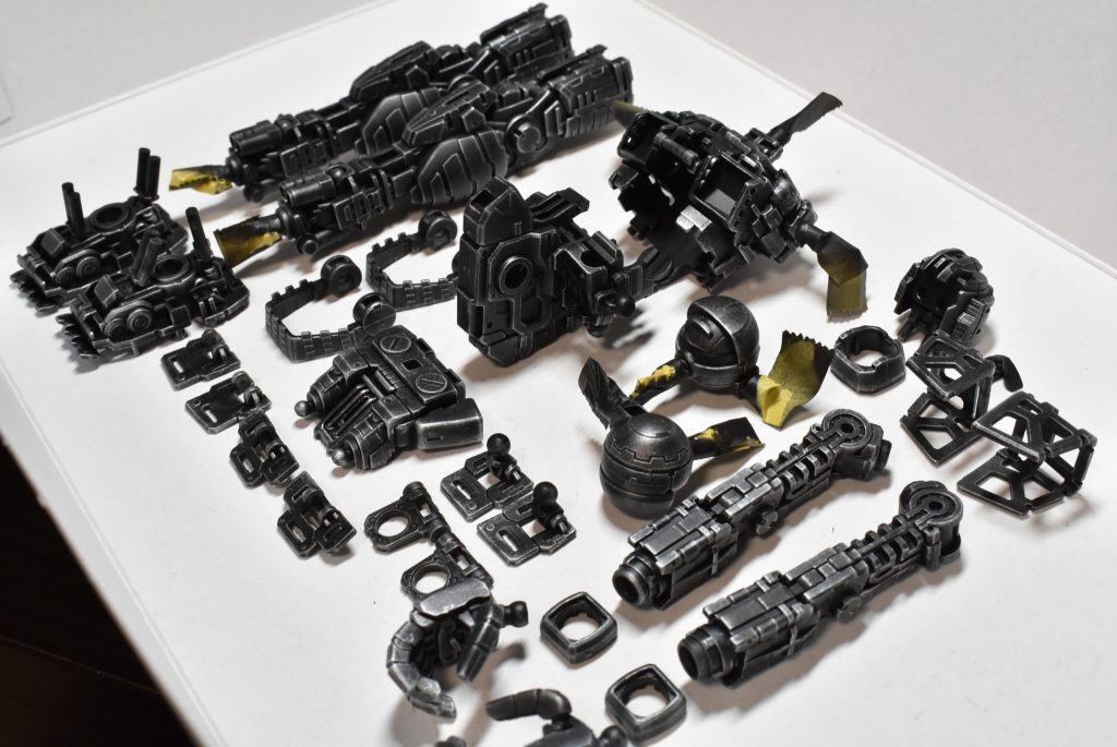 フレームはファレホの黒サーフェイサーを全身に吹き、エナメルのシルバーで派手目にドライブラシをかけました。