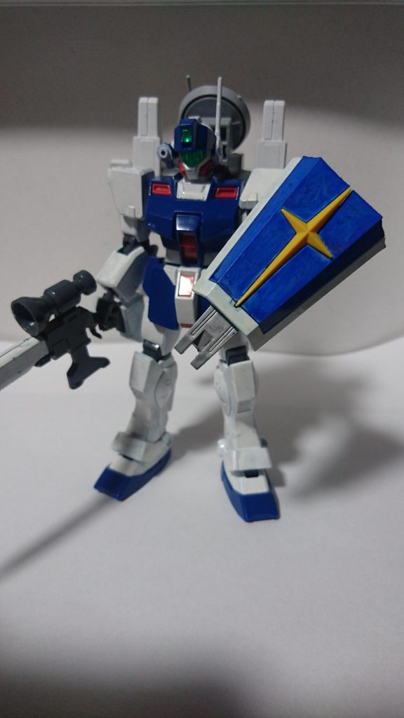 ミドルシールド
旧HGのジムスナイパーのシールドにジムのシールド下半分を切り取った物を重ねています。
※ホワイトディンゴ隊のは連邦軍のエンブレムは付いてません。