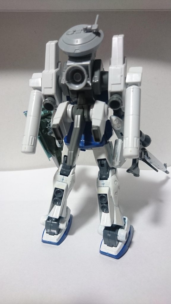 リアビュー
バックパックはビルドファイターズの「イージーアームズ」を装着しています。(互換性ありで簡単に付けれます)
そこに、レドーム付きスラスターやプロペラントタンク(SDシナンジュより借用)を付けて、機動性と持久性を高めてます。