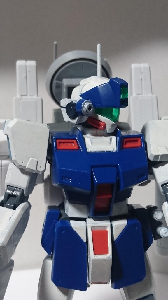 ホワイトディンゴ隊のに頭部バルカンがあるので、形は違いますが、こちらにも付けました。
ジェガンのバルカンポッドにジムスナイパーⅡのサーベルラックの上部分を付けただけですが、それっぽく見えたので、個人的には気に入ってます。