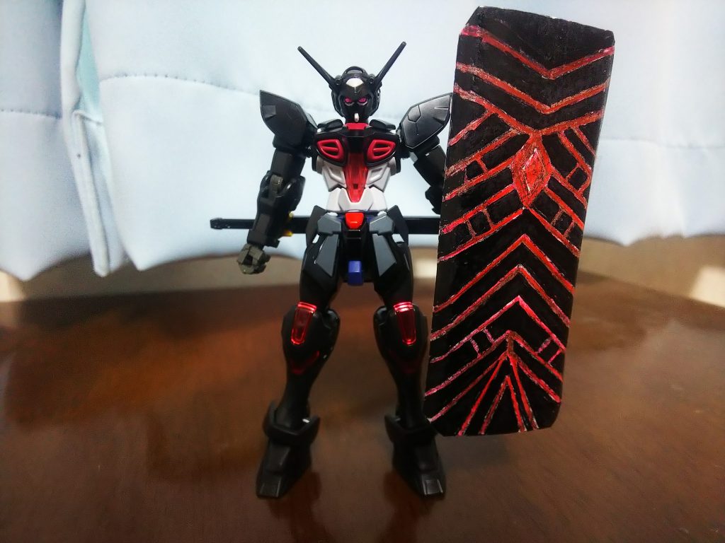 基本形態。 『NewWorld Online』からメイプルのプレイヤーデータを反映しており、基本装備は大盾と腰のカタナのみになります。 大盾はプラバンで作成しようとしましたが失敗してこんな感じになってしまいました。 設定としては盾のクリスタル部分がスタービルドストライクのシールドの様にエネルギーを吸収する仕様になっております。