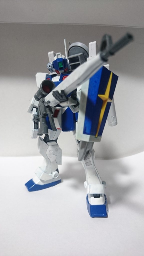 大型ロングレンジビームライフル
旧HGジムスナイパーからの移植物です。
※プレバンのホワイトディンゴ隊にはこのビームライフルが同梱されてます。
一部を白く塗装することで、ホワイトディンゴ隊のに似せてます。
この機体のメインウェポンでもあるので、ポーズを取るだけで映えますね。