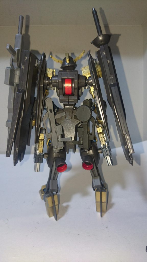 リアビュー
背中の両側のバインダーに元々腰に付いていたスラスターを付けました。
多少可動するので、ある程度はポージングが取れます。