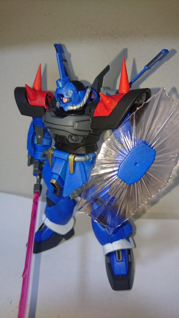 イフリートのプラモがあったら、そのまま流用してもよかったのかもしれないが、生憎持ってないので、グフの頭部にジムの頭の上半分を被せるという手抜きになっています。
それでも、「あぁ、なんとなくそれっぽいな」と思えれば幸いです。