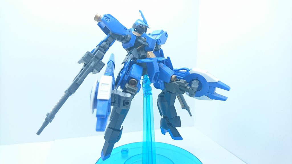 シュヴァルベ・グレイズ(アードラ仕様)
外見は脚部にリアクター内蔵式レールガンを装備しただけだが、コクピットはアードラ専用のものに換装されている。