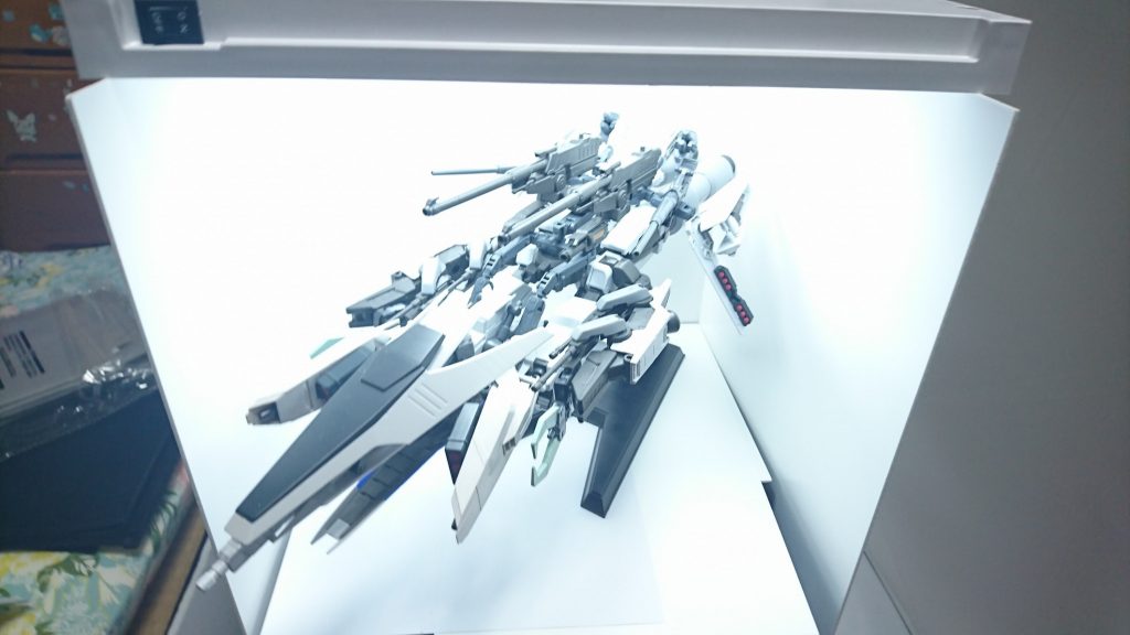 撮影ブースに収まらないほどの大きさ。
全高22㎝、全長45㎝、全幅30㎝(15㎝)