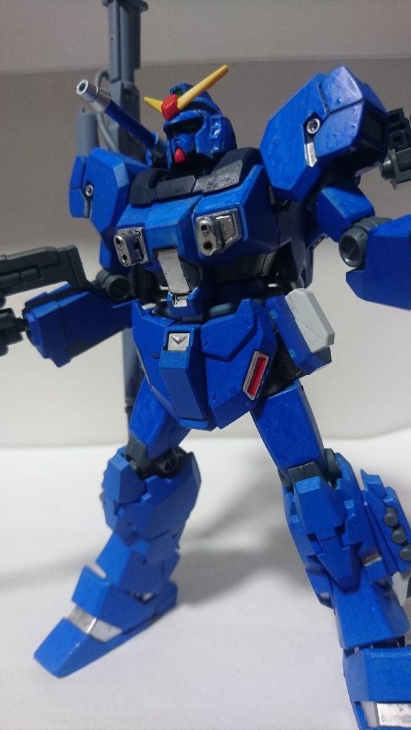 胸部バルカンは2号機からの移植。
背部に追加したビームサーベルは可動するので、サーベルの底にビームガンの発射口を追加しました。
主に牽制用として撃ちます。