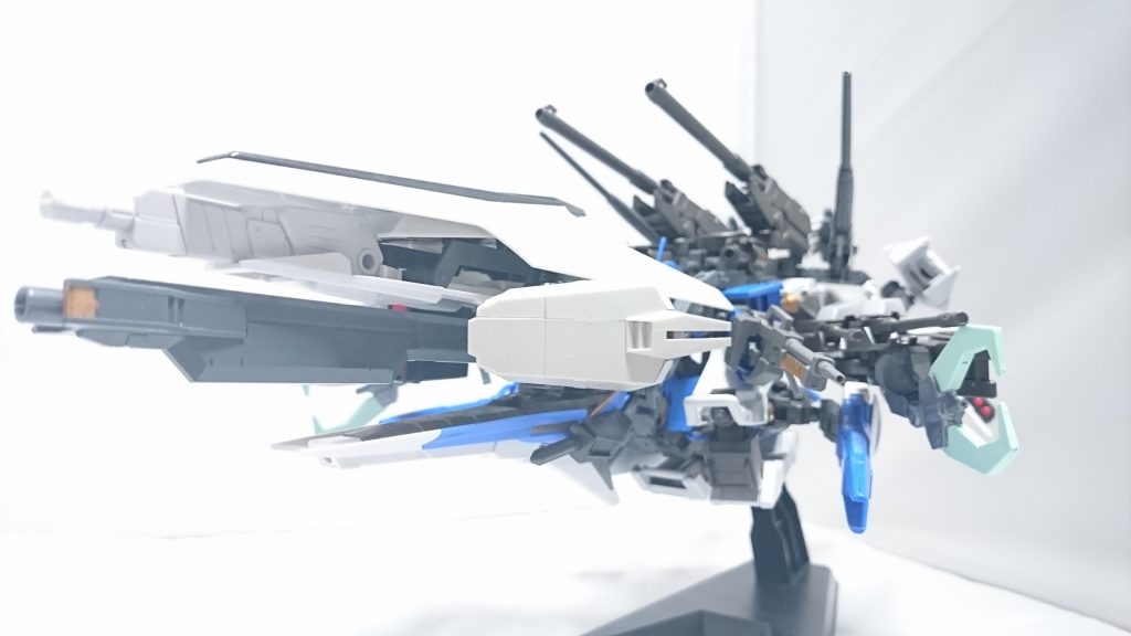 ダインスレイヴはもともと搭載する予定でした。
機首内部が開いたので、こういう場所には目玉兵器だろと思い一番派手なビーム兵器を搭載しました。
ダインスレイヴとビーム兵器などの高出力兵器は、増設リアクター(リアクター内蔵レールガン)より供給を受けています。
ちなみに、ダインスレイブを除く本機の最大火力はレールガンです。