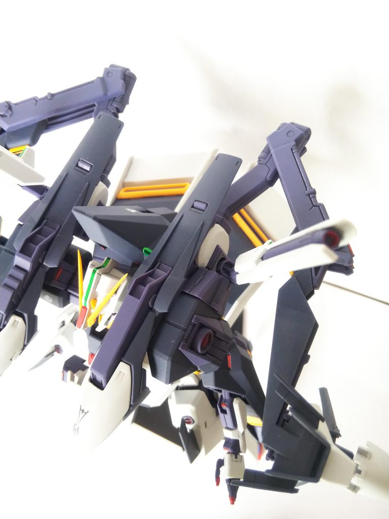 肩のビームの内部もレッドで。これはガンダムベース東京で展示されていたサンプルを参考にしました