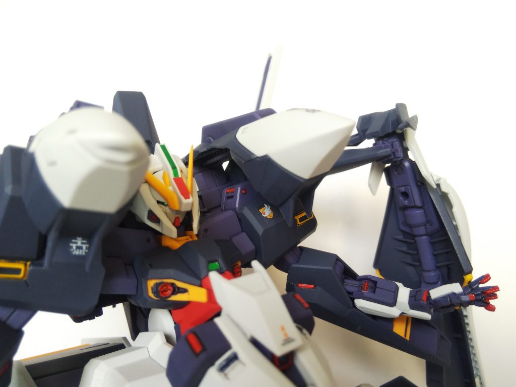 ちょっとわかりづらいですが頭部アンテナ、肩のユニットの下に突き出てる部分、ウィンチキャノンの上部の羽根などをシャープ化