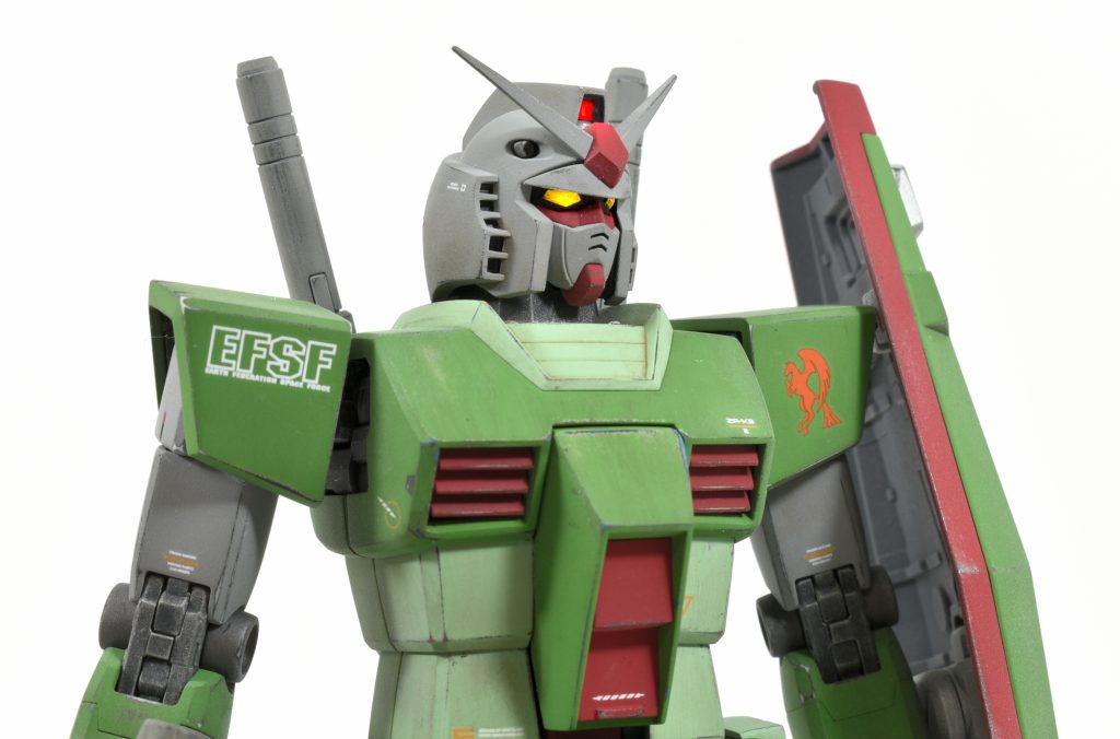 コクピット上部のあたりも、ヒンジ軸で動くから根本部分が擦れて塗装ハゲが起きている、という風な妄想を掻き立てられることを期待してのキズ表現です。