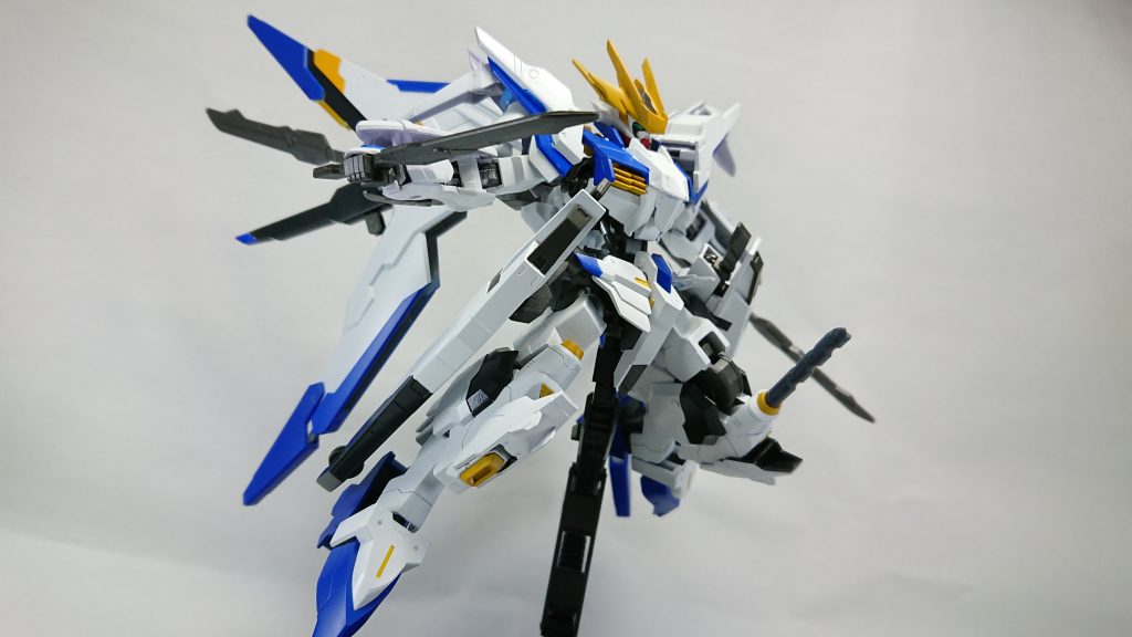 脚部はキマリスヴィダールを使っているので膝からピンバイs…ドリルが出せるので近寄ってきた敵に緊急の場合として使える。