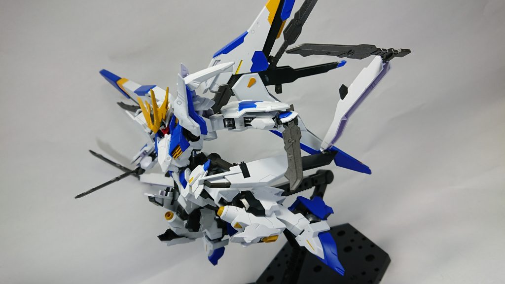 尚こちらが短剣、そしてサブアーム展開時の画像である。
小型MAプルートを一騎殲滅する時に変形させると予想される。